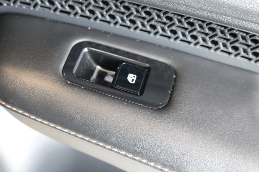 Used 2023 Nissan Ariya AWD image 33