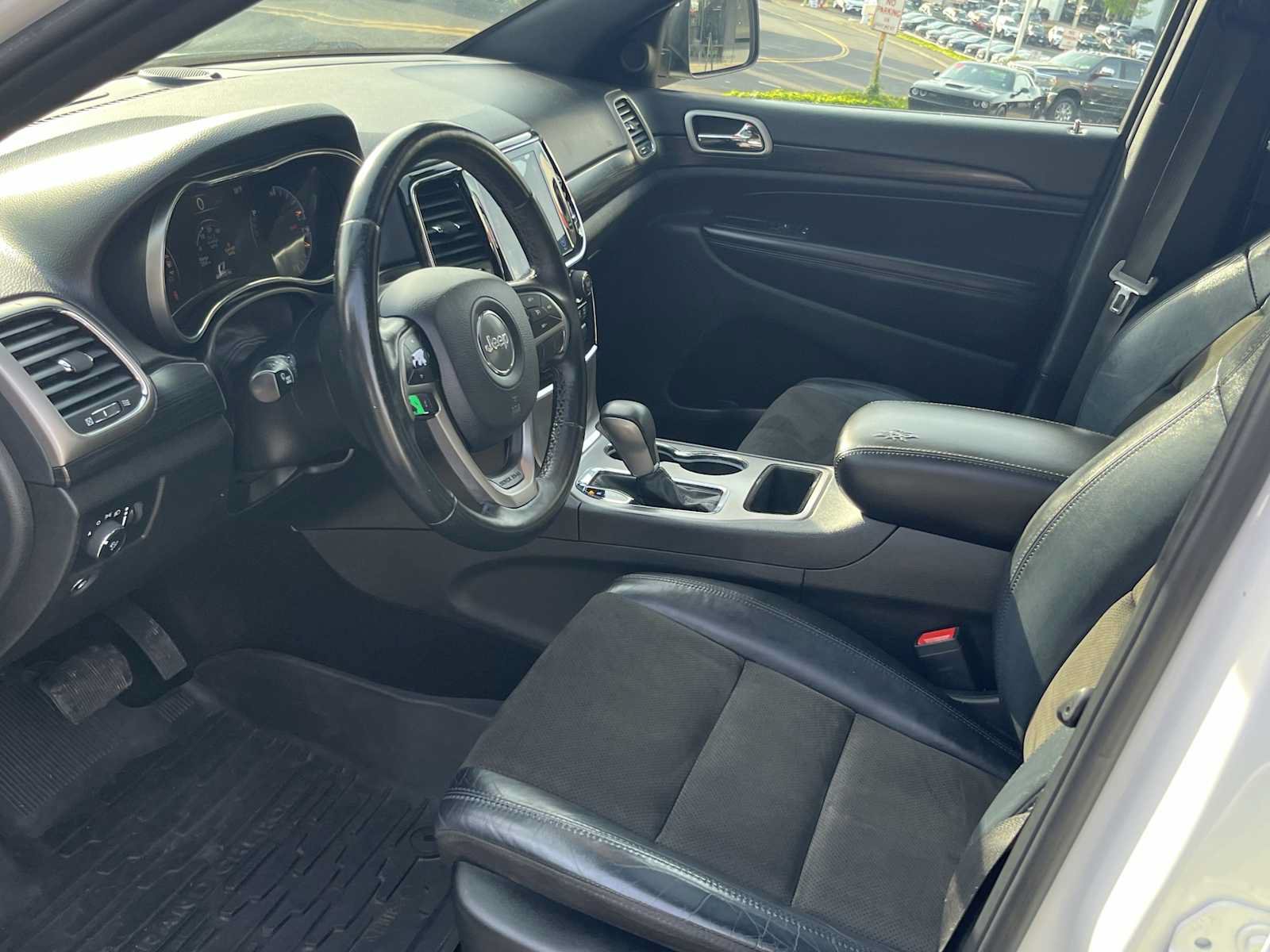 Used 2019 Jeep Grand Cherokee Altitude AWD/4WD image 9