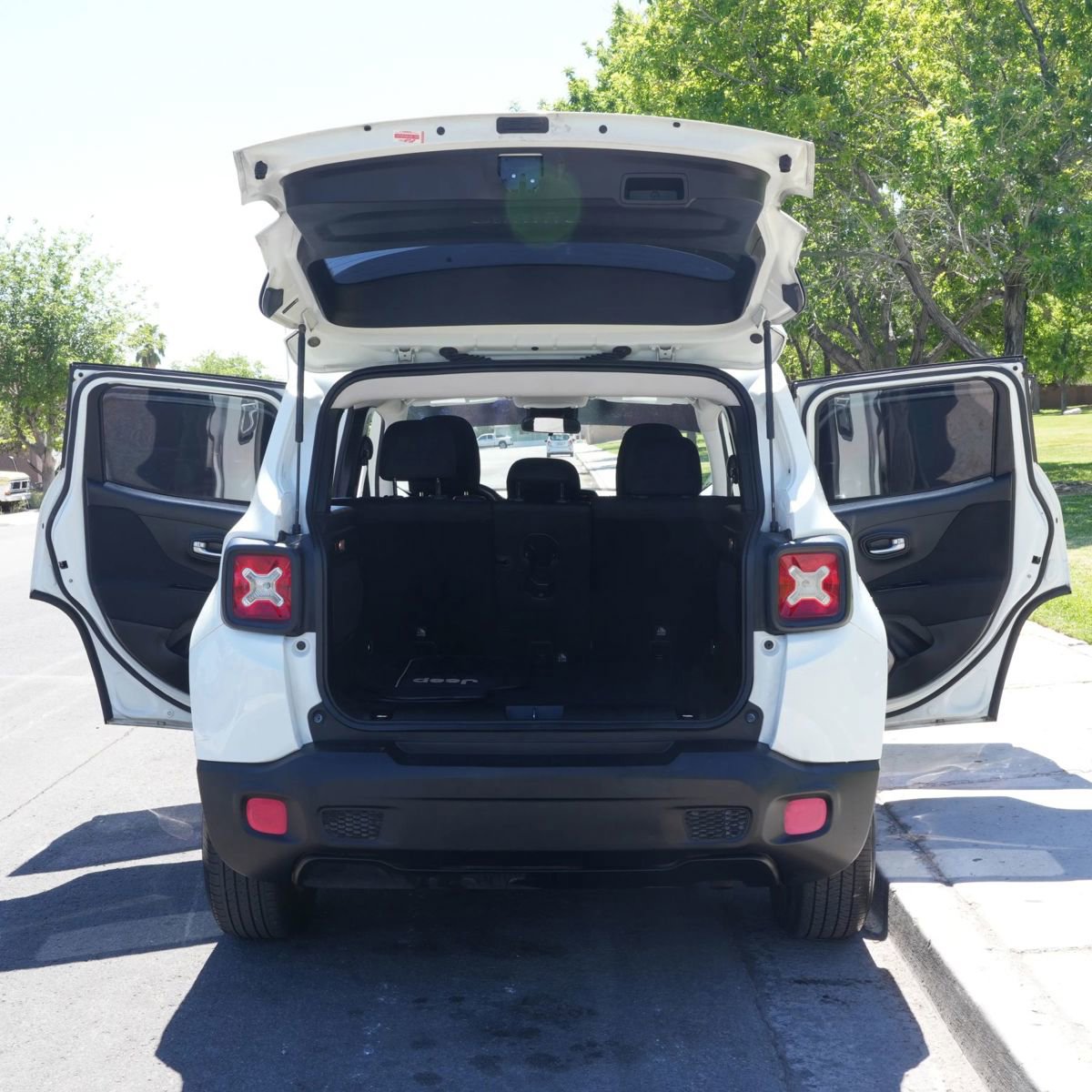 Used 2015 Jeep Renegade Latitude w/ Popular Equipment Group image 9