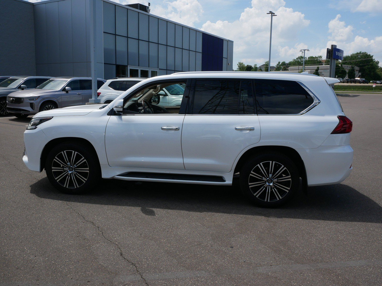 Used 2021 Lexus LX 570 4WD w/ Luxury Package image 4