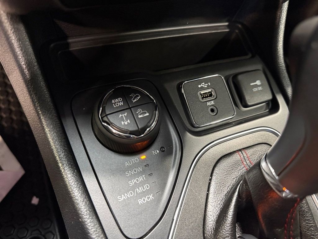 Used 2019 Jeep Cherokee Trailhawk w/ Comfort & Convenience Group image 32