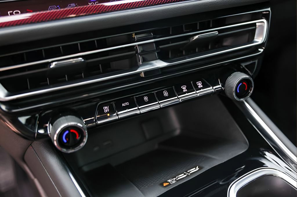 Used 2025 Chevrolet Traverse RS FWD image 18