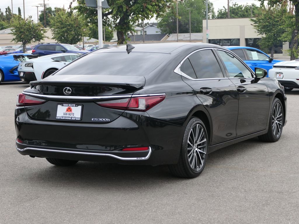 Used 2024 Lexus ES 300h w/ Premium Package FWD image 4
