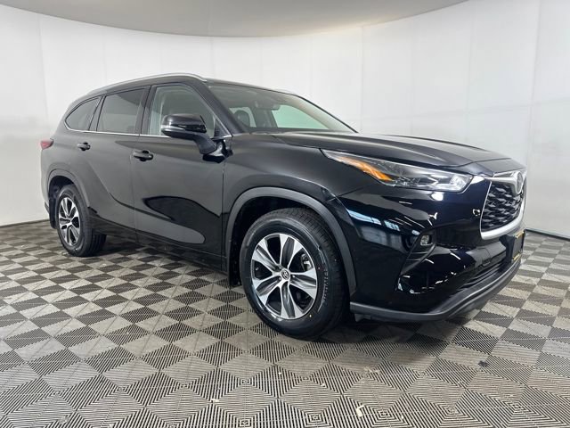 Used 2022 Toyota Highlander XLE image 2