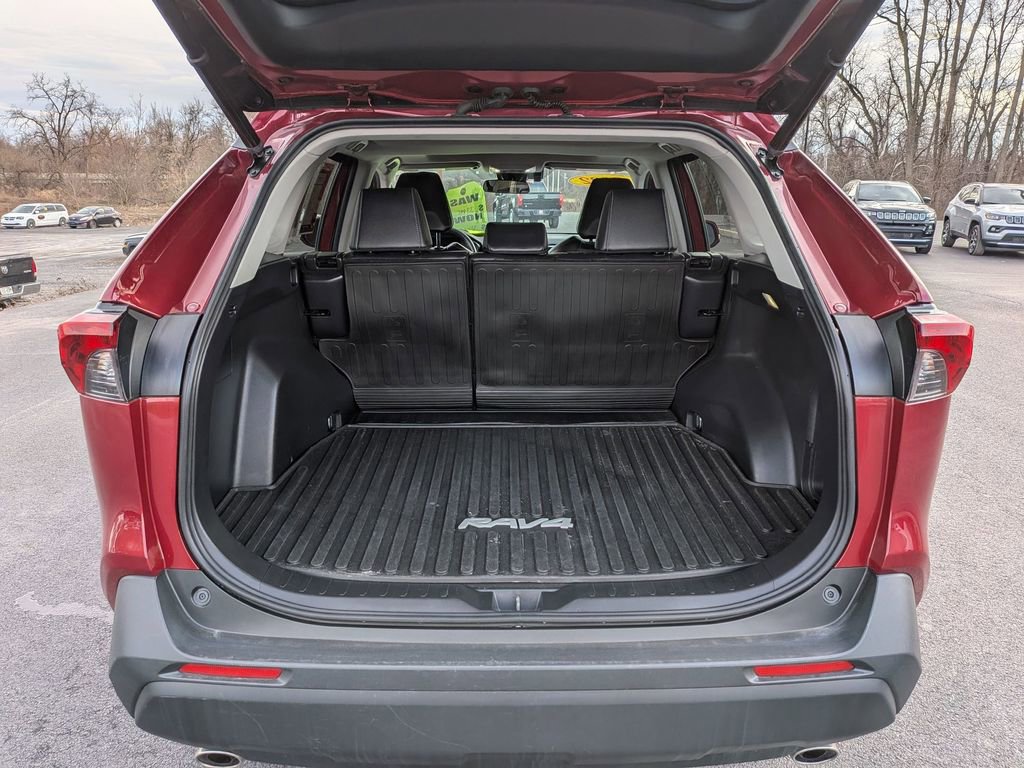Used 2022 Toyota RAV4 XLE Premium image 5