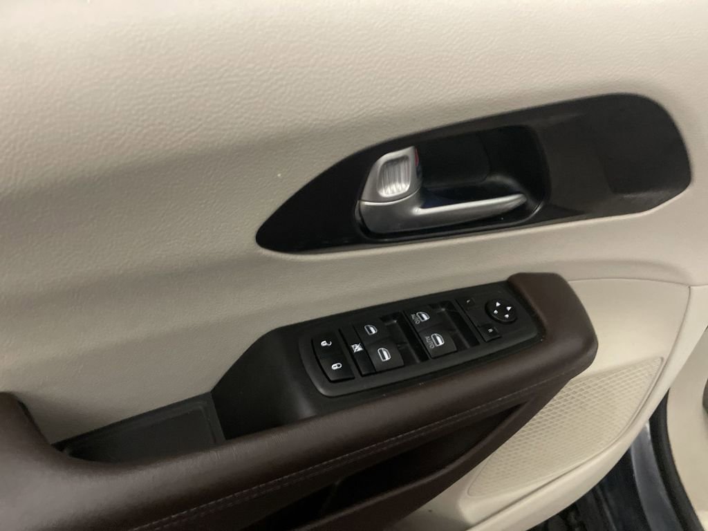 Used 2020 Chrysler Pacifica Touring w/ Advanced Safetytec Group FWD image 17