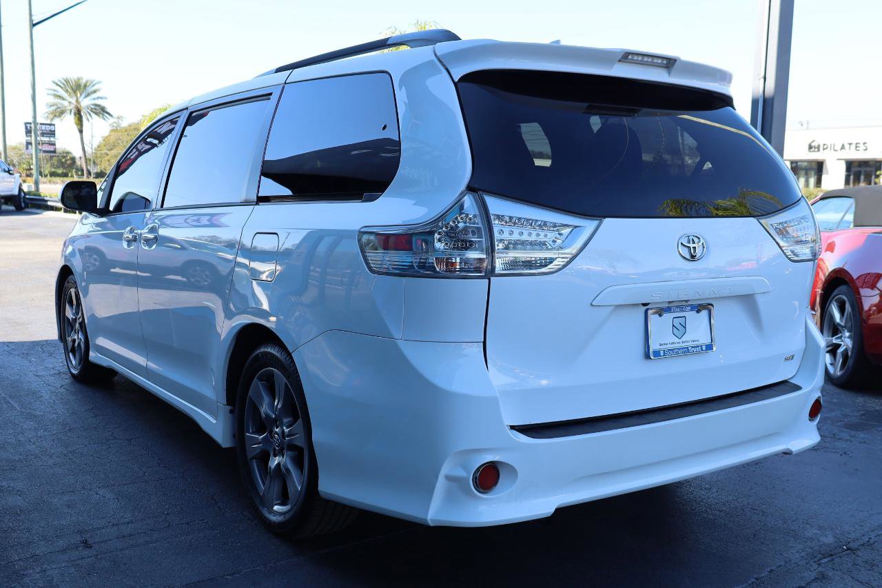 Used 2018 Toyota Sienna SE w/ SE Preferred Package FWD image 3