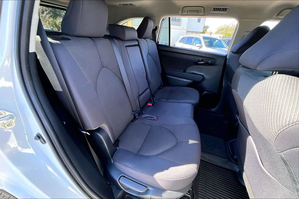 Used 2022 Toyota Highlander LE image 22