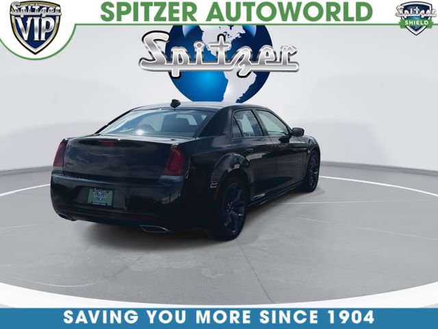 Used 2023 Chrysler 300 Touring L w/ Comfort Group image 9