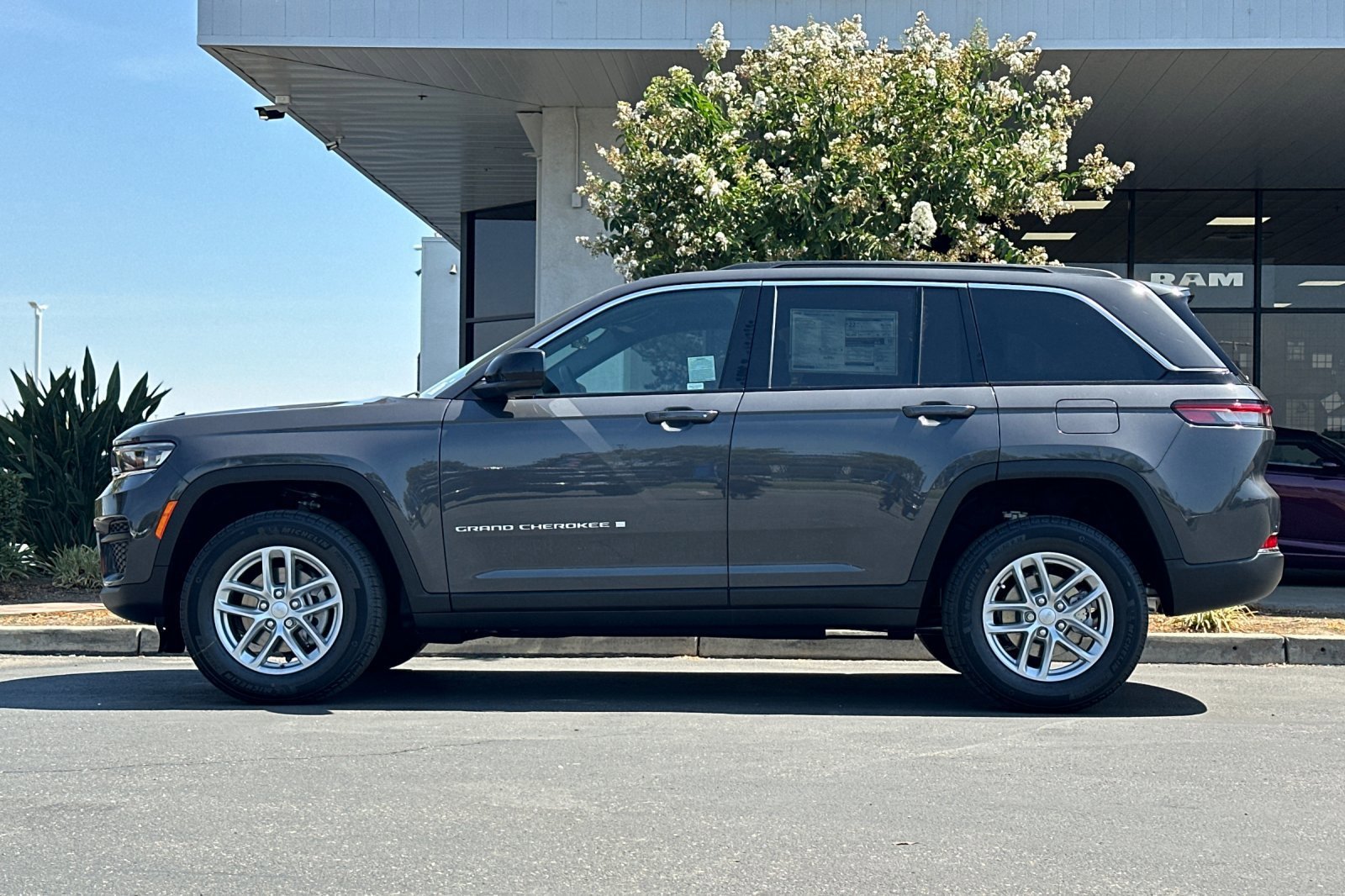 New 2025 Jeep Grand Cherokee Laredo X w/ Luxury Tech Group I image 7