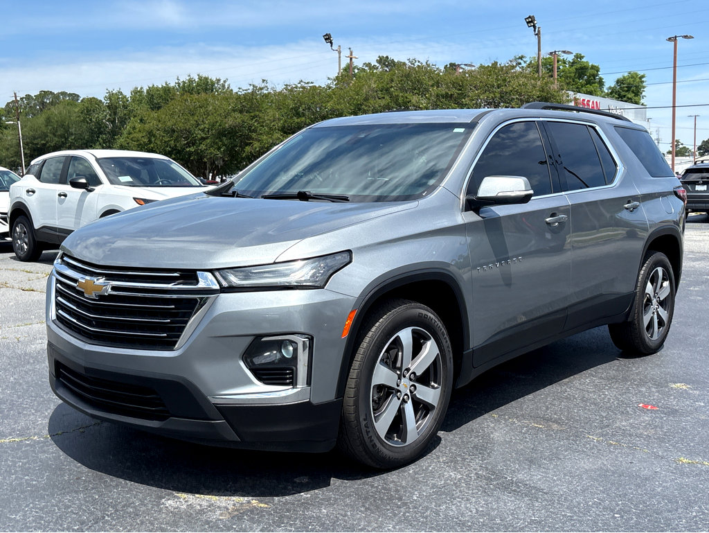 Used 2023 Chevrolet Traverse LT w/ LT Premium Package FWD image 3