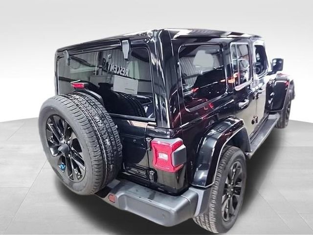 Used 2022 Jeep Wrangler Unlimited Sahara w/ Cold Weather Group image 16