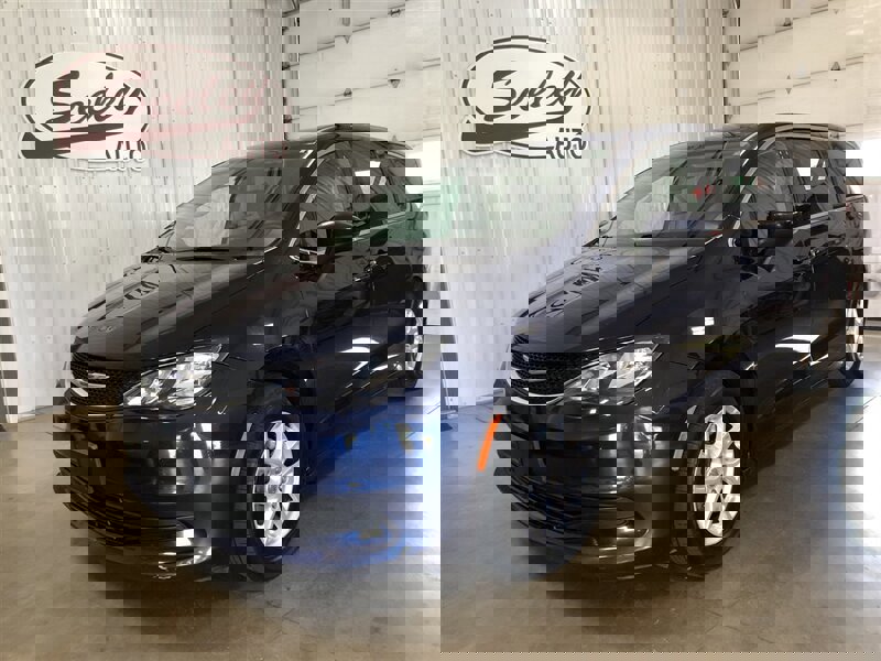 Used 2020 Chrysler Voyager LX image 2