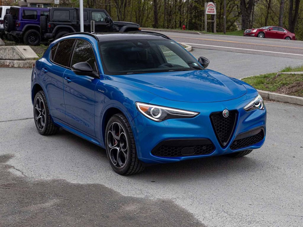 Used 2022 Alfa Romeo Stelvio Veloce AWD/4WD image 3
