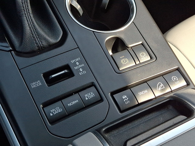 Used 2021 Toyota Highlander XLE AWD/4WD image 25