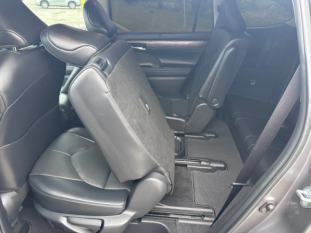 Certified 2024 Toyota Highlander Platinum AWD/4WD image 37
