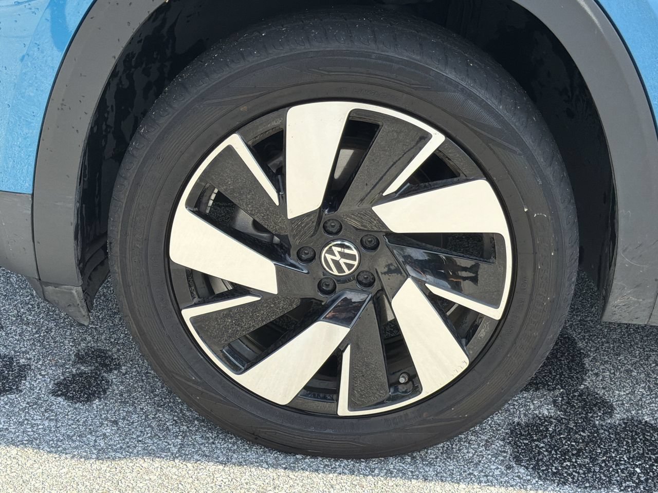 Used 2024 Volkswagen Atlas Cross Sport SE FWD image 30