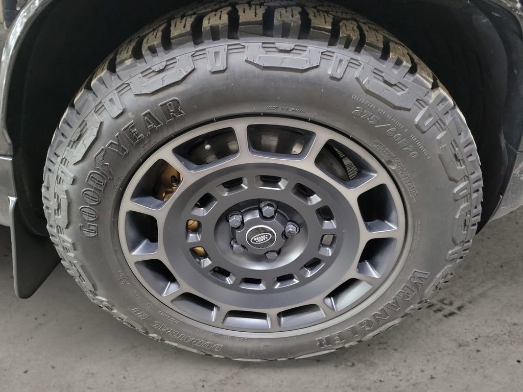 Used 2025 Land Rover Defender 110 image 11