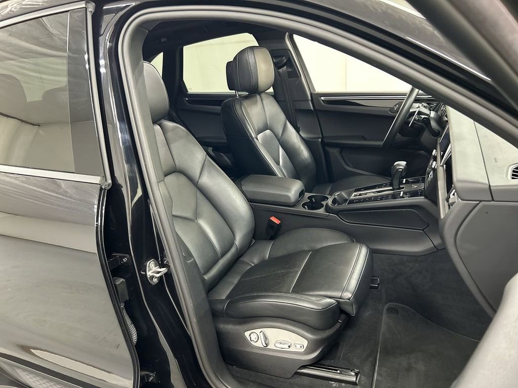 Certified 2024 Porsche Macan AWD/4WD image 24
