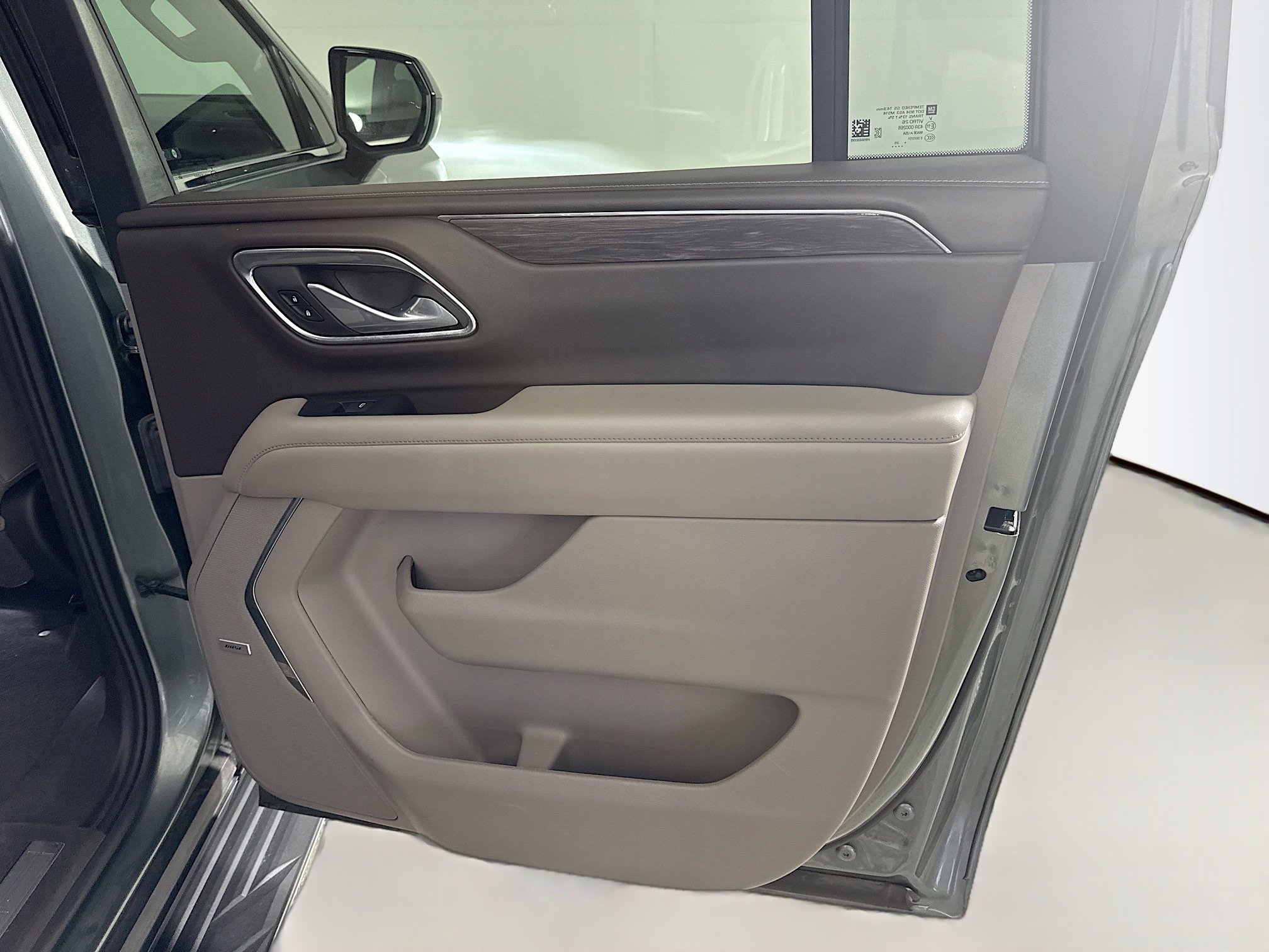 Used 2024 Chevrolet Suburban LT RWD image 28