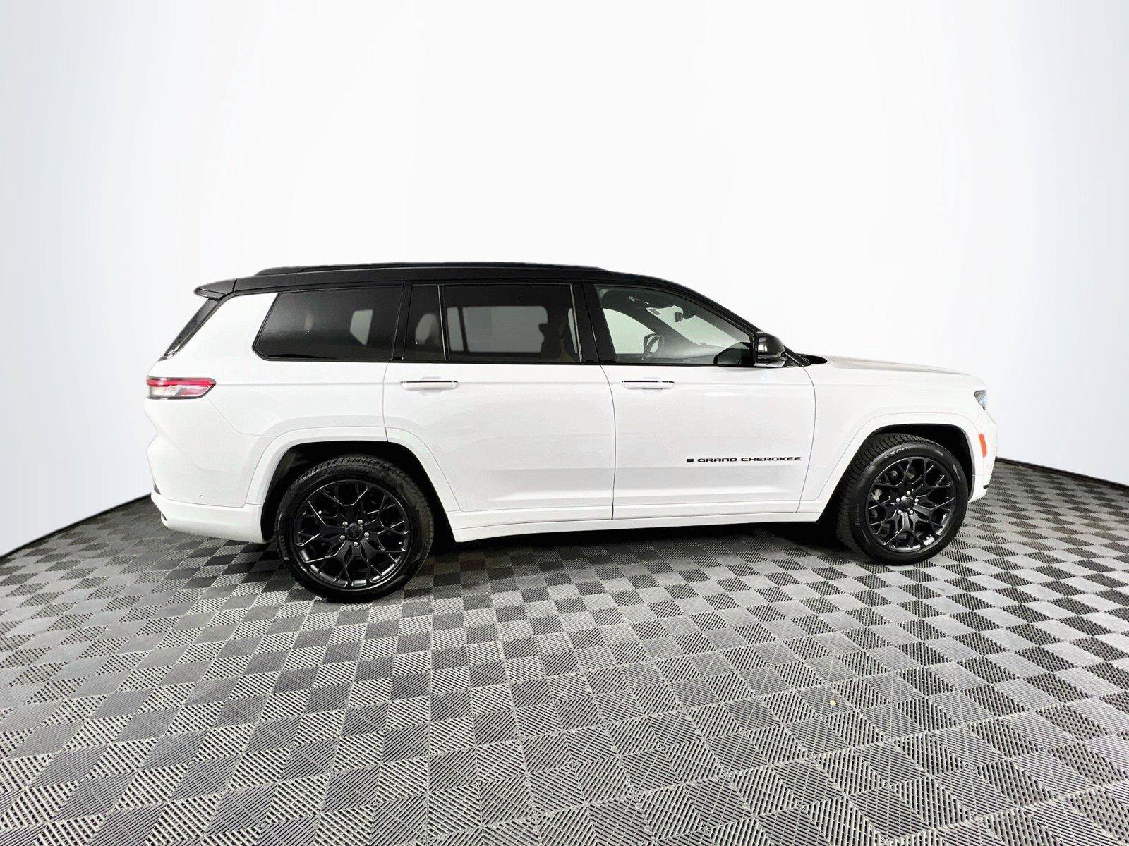 Used 2024 Jeep Grand Cherokee L Summit w/ Advanced Protech Group IV AWD/4WD image 7