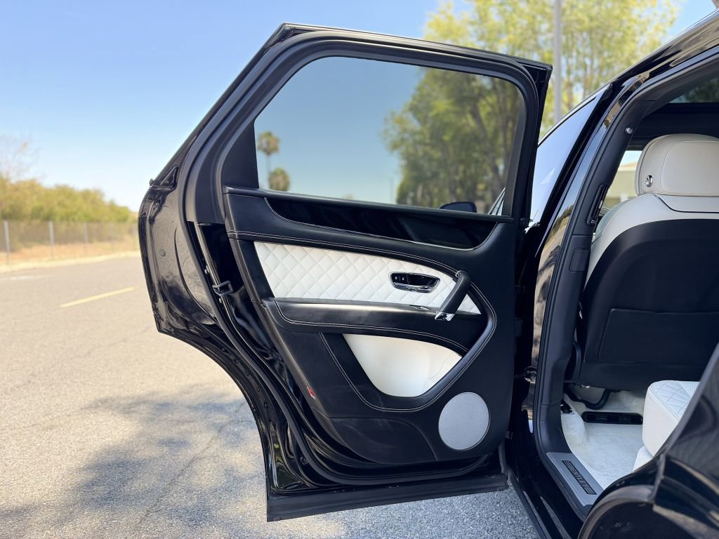 Used 2017 Bentley Bentayga AWD/4WD image 16