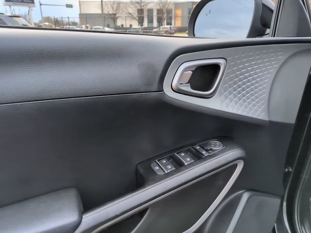 Used 2025 Kia Soul LX image 18