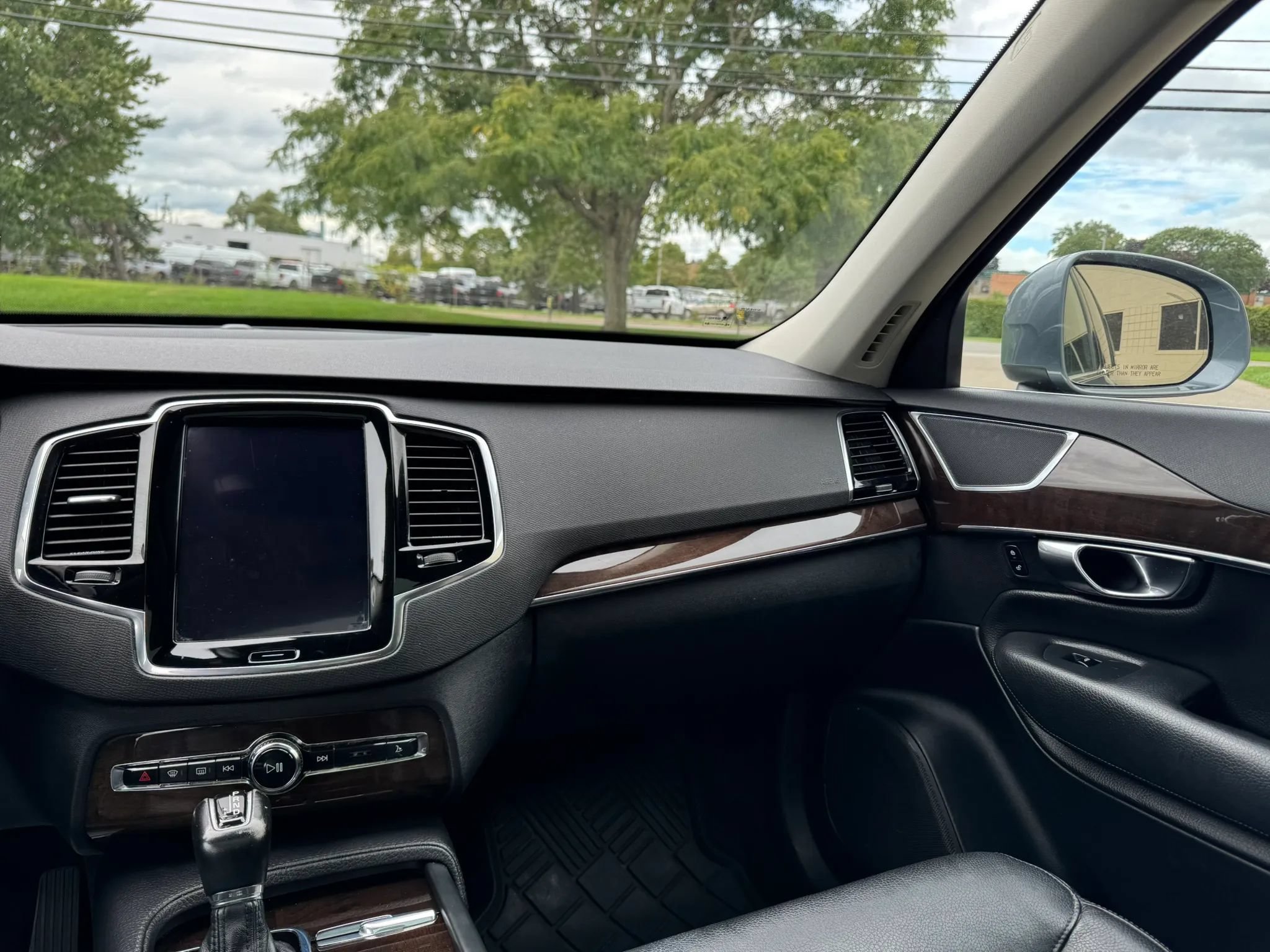 Used 2016 Volvo XC90 T6 Momentum w/ Momentum Plus Package AWD/4WD image 15
