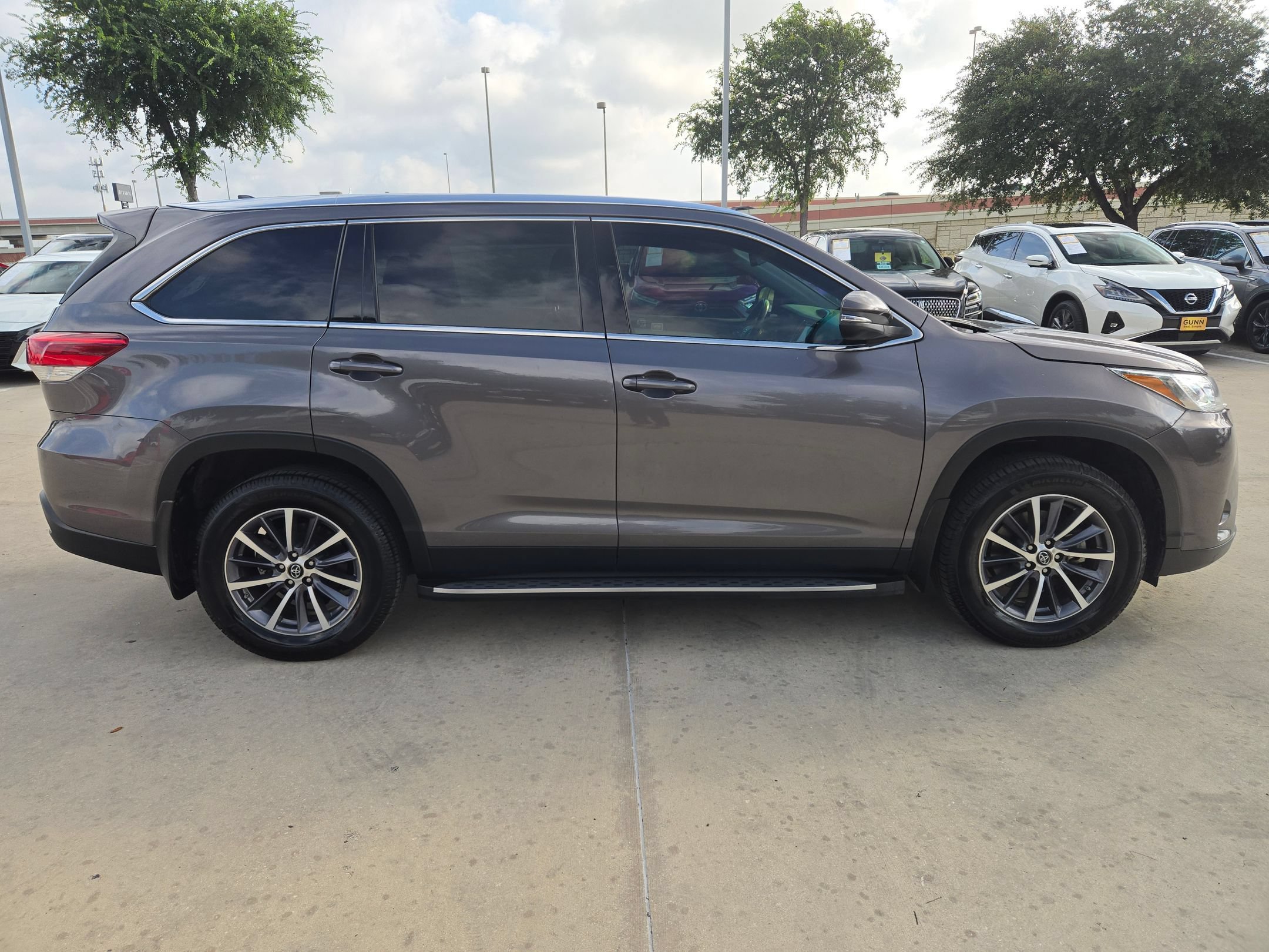 Used 2019 Toyota Highlander XLE FWD image 2