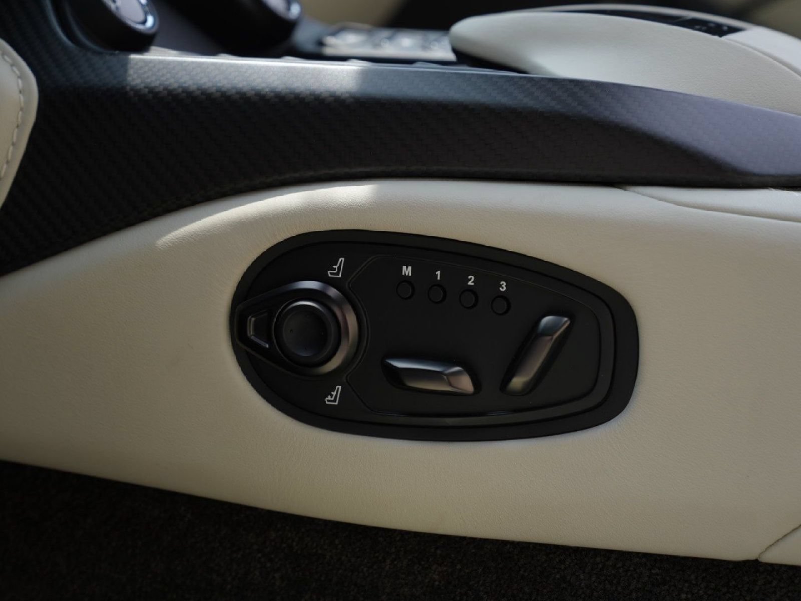 Used 2023 Aston Martin V8 Vantage Roadster RWD image 20