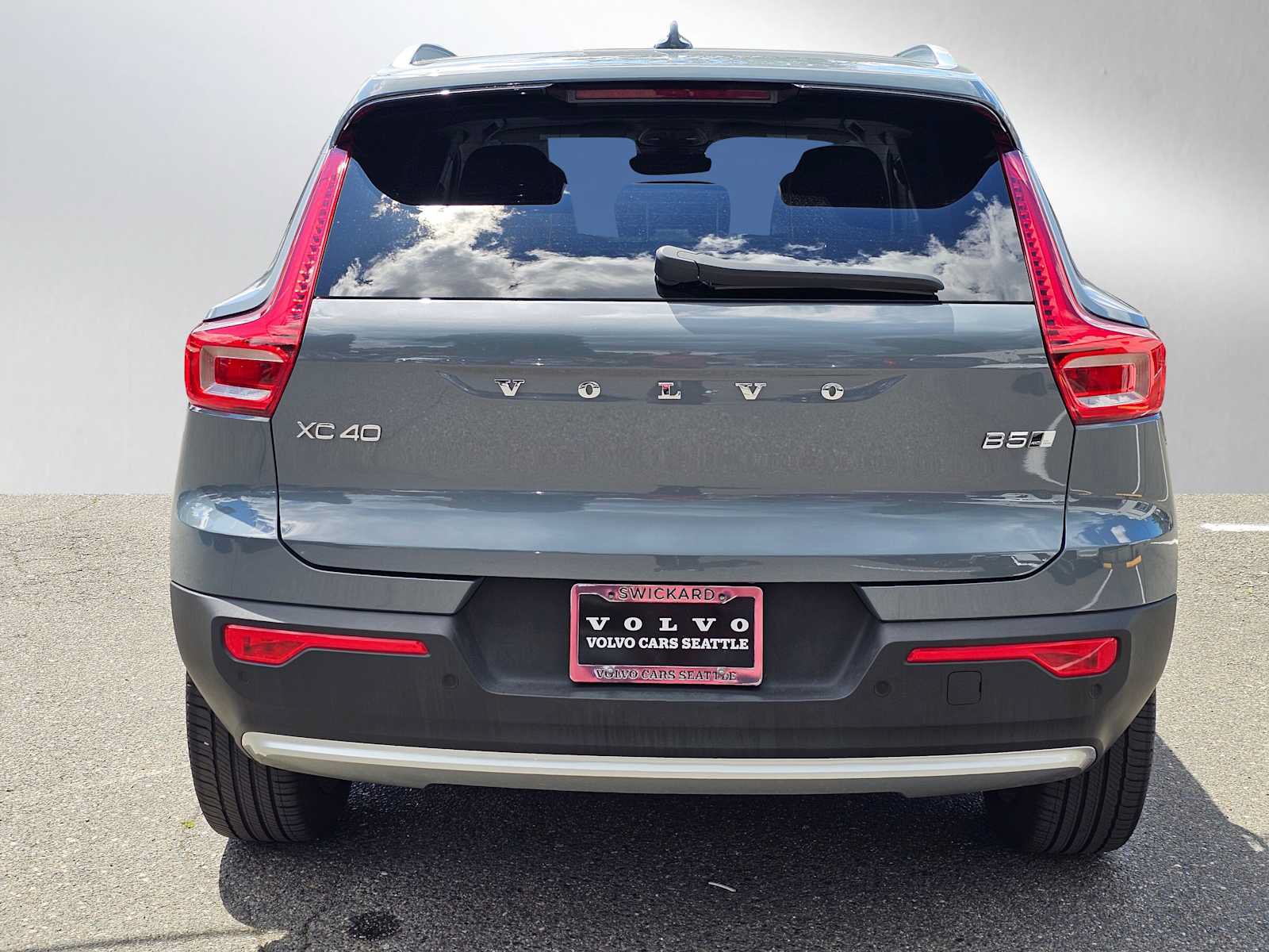 Certified 2023 Volvo XC40 B5 Plus w/ Protection Package Premier AWD/4WD image 4