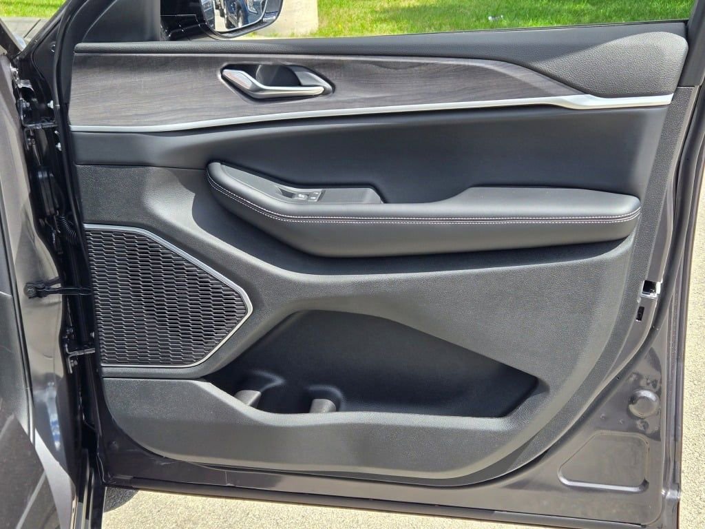 New 2025 Jeep Grand Cherokee Limited image 4