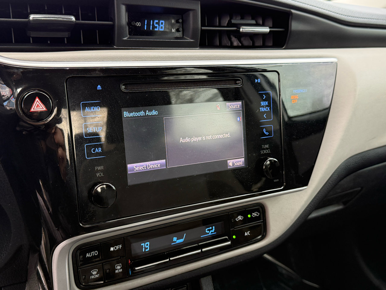 Used 2018 Toyota Corolla LE image 14