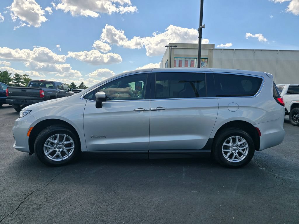 Used 2023 Chrysler Pacifica Touring-L FWD image 5