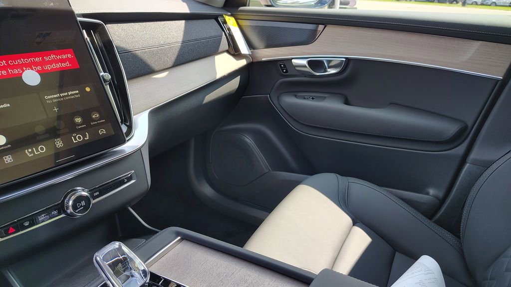 New 2026 Volvo XC90 B6 Plus w/ Protection Package Premier AWD/4WD image 29
