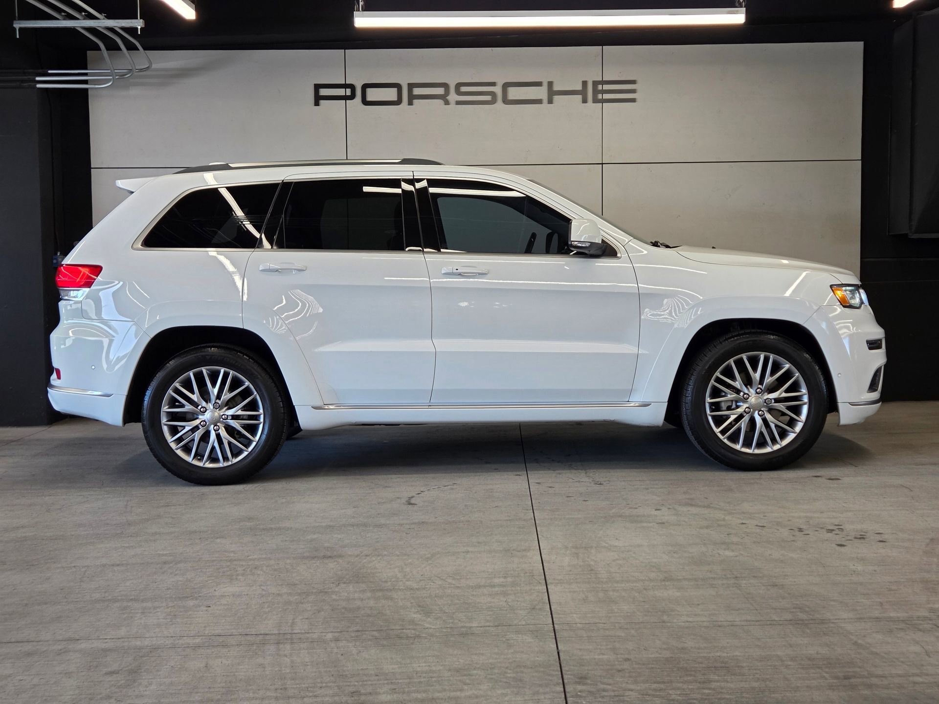 Used 2018 Jeep Grand Cherokee Summit w/ Platinum Series Group RWD image 28