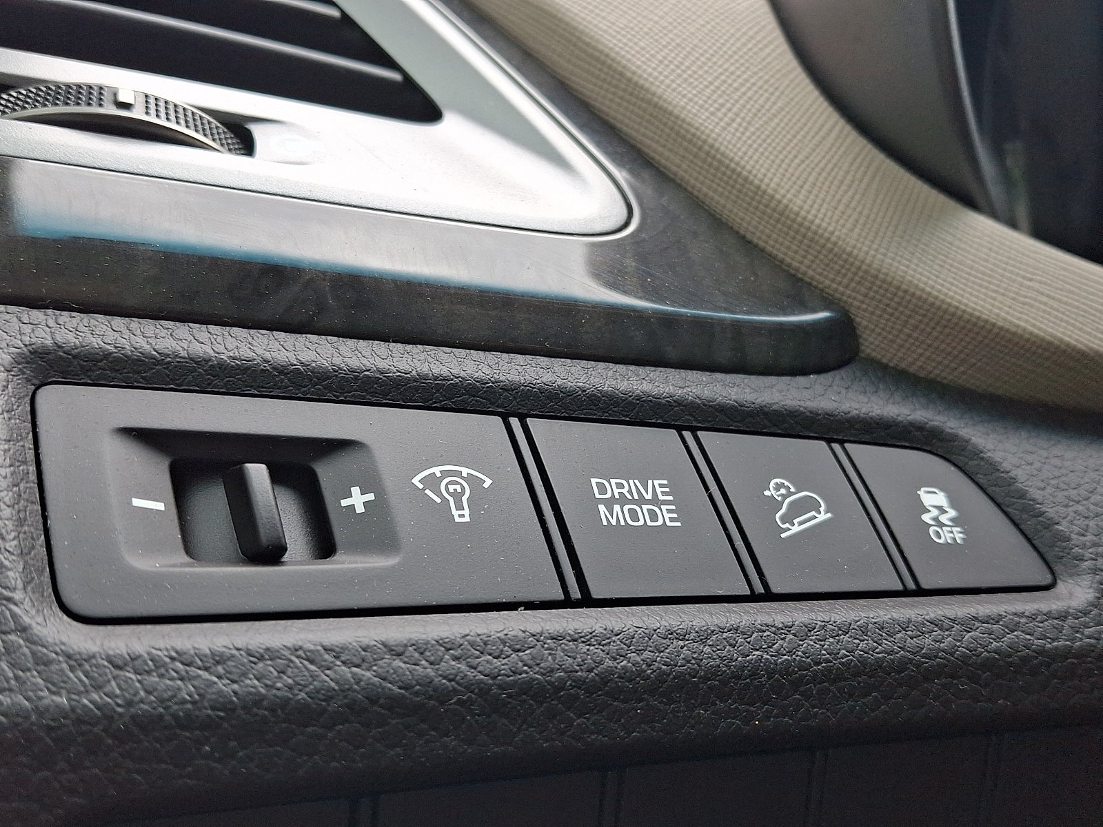 Used 2017 Hyundai Santa Fe Sport FWD image 25