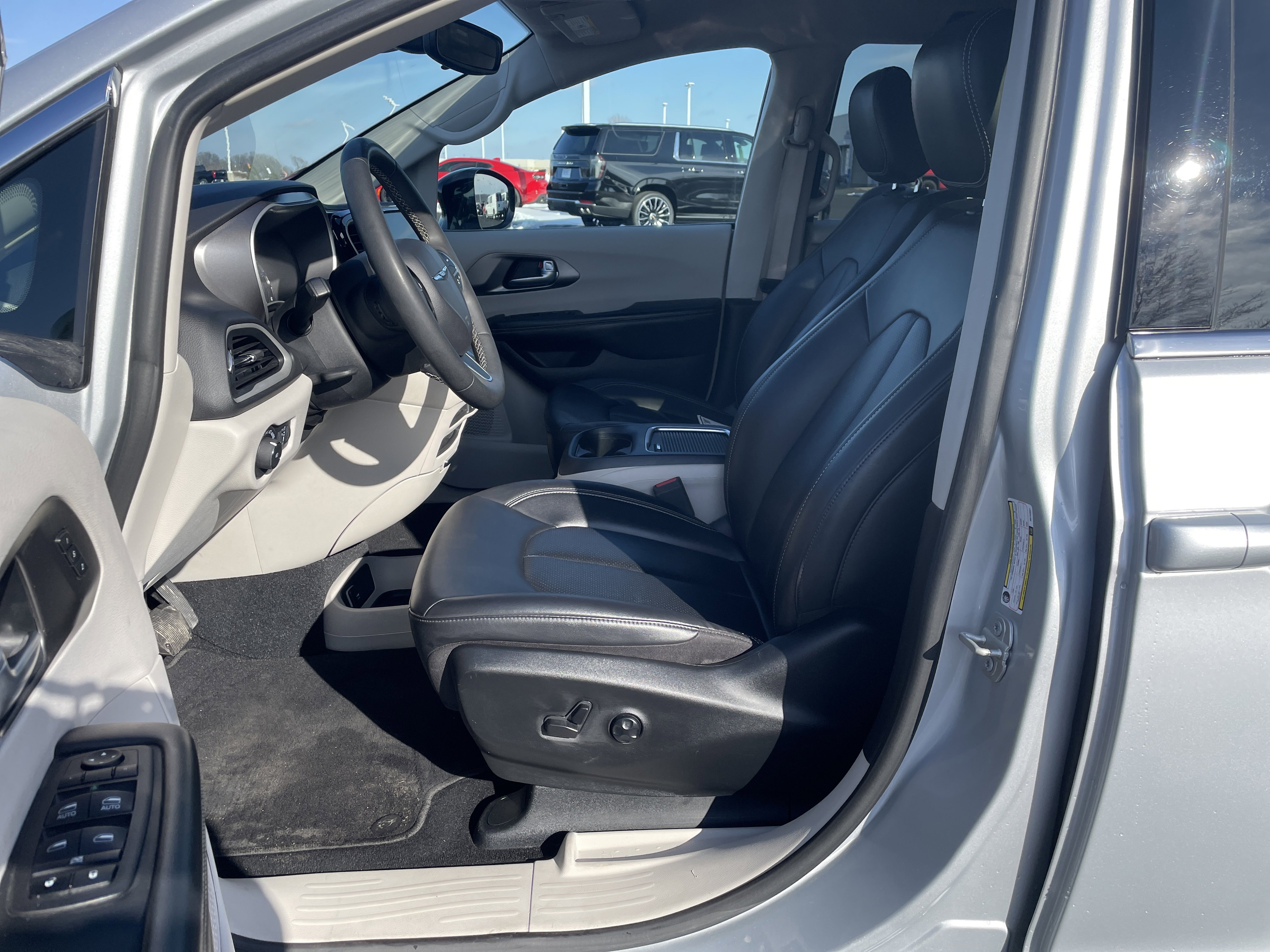 Used 2024 Chrysler Pacifica Touring-L image 16