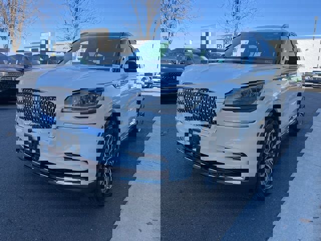 Used 2024 Lincoln Aviator AWD w/ Premium Package image 3