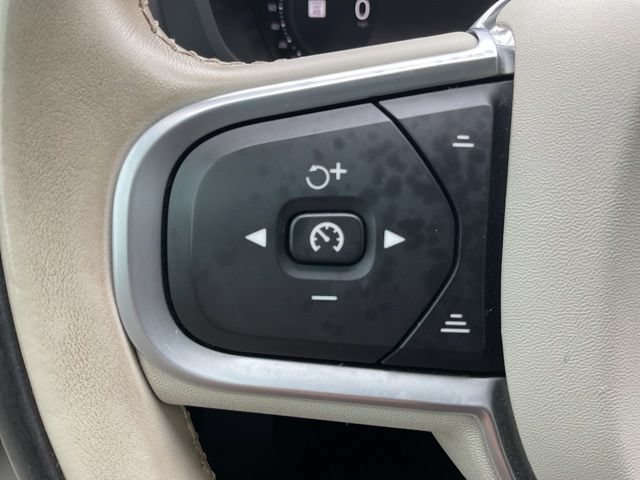 Used 2022 Volvo XC60 B5 Momentum w/ Climate Package FWD image 26