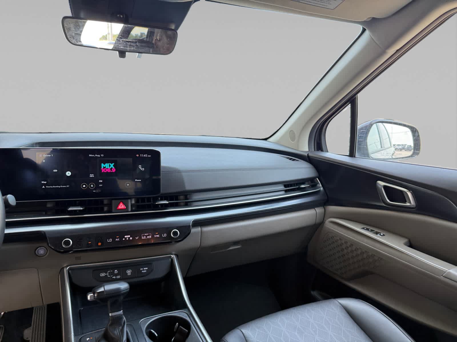 Used 2025 Kia Carnival FWD image 21