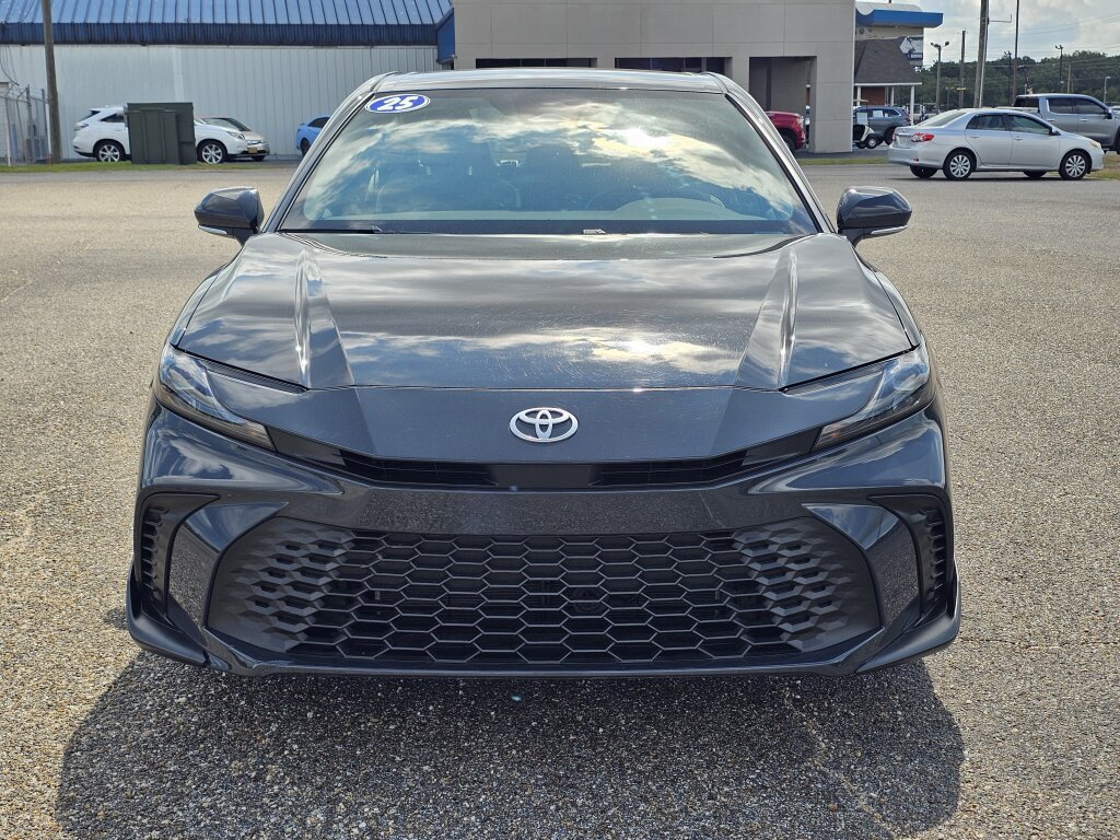Used 2025 Toyota Camry SE w/ Convenience Package FWD image 2