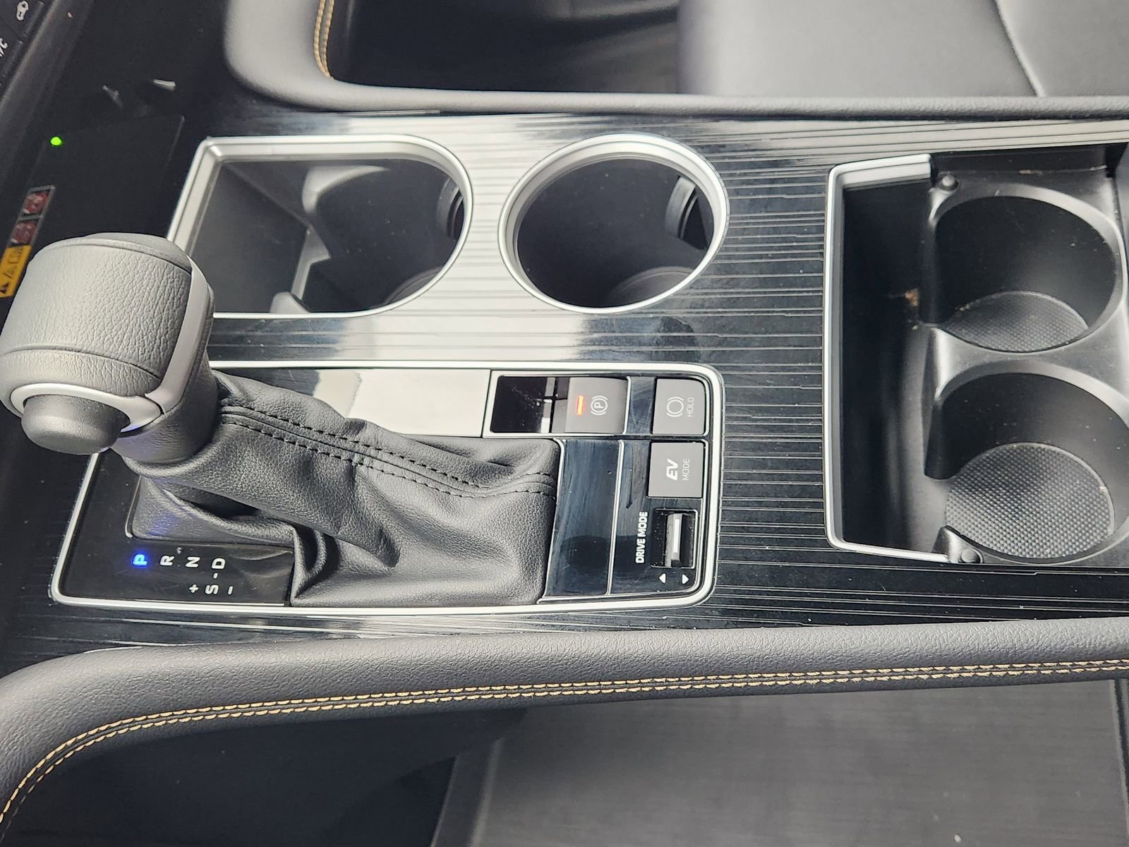 Used 2025 Toyota Sienna XLE Woodland Edition image 23