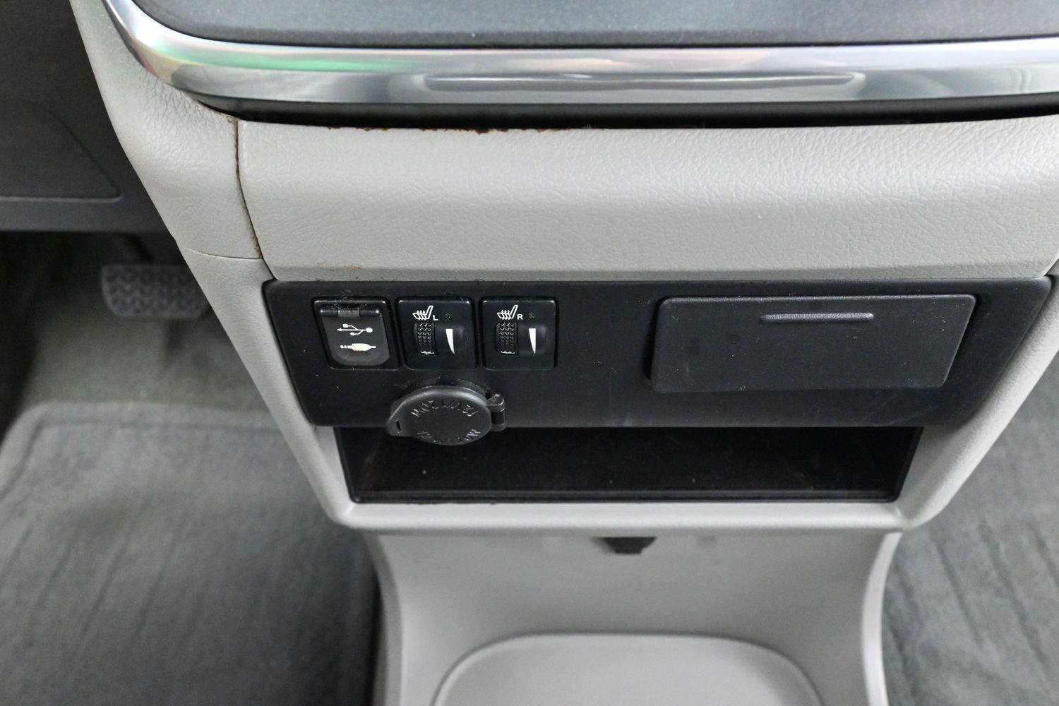 Used 2017 Toyota Sienna XLE w/ XLE Navigation Package FWD image 27