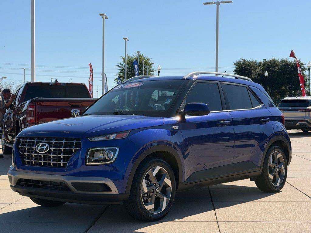 Used 2025 Hyundai Venue SEL FWD image 4