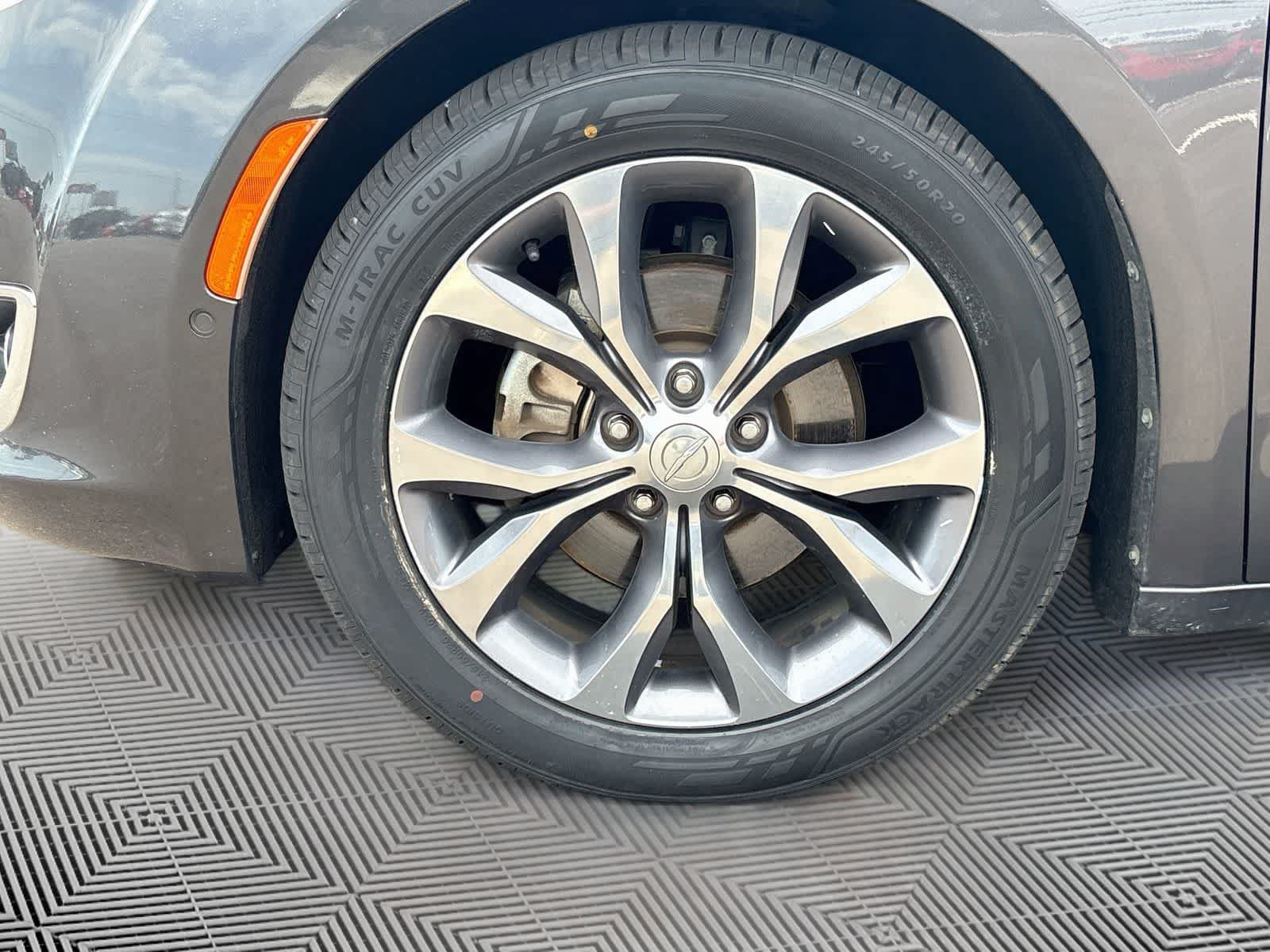Used 2019 Chrysler Pacifica Limited w/ Tire & Wheel Group FWD image 33