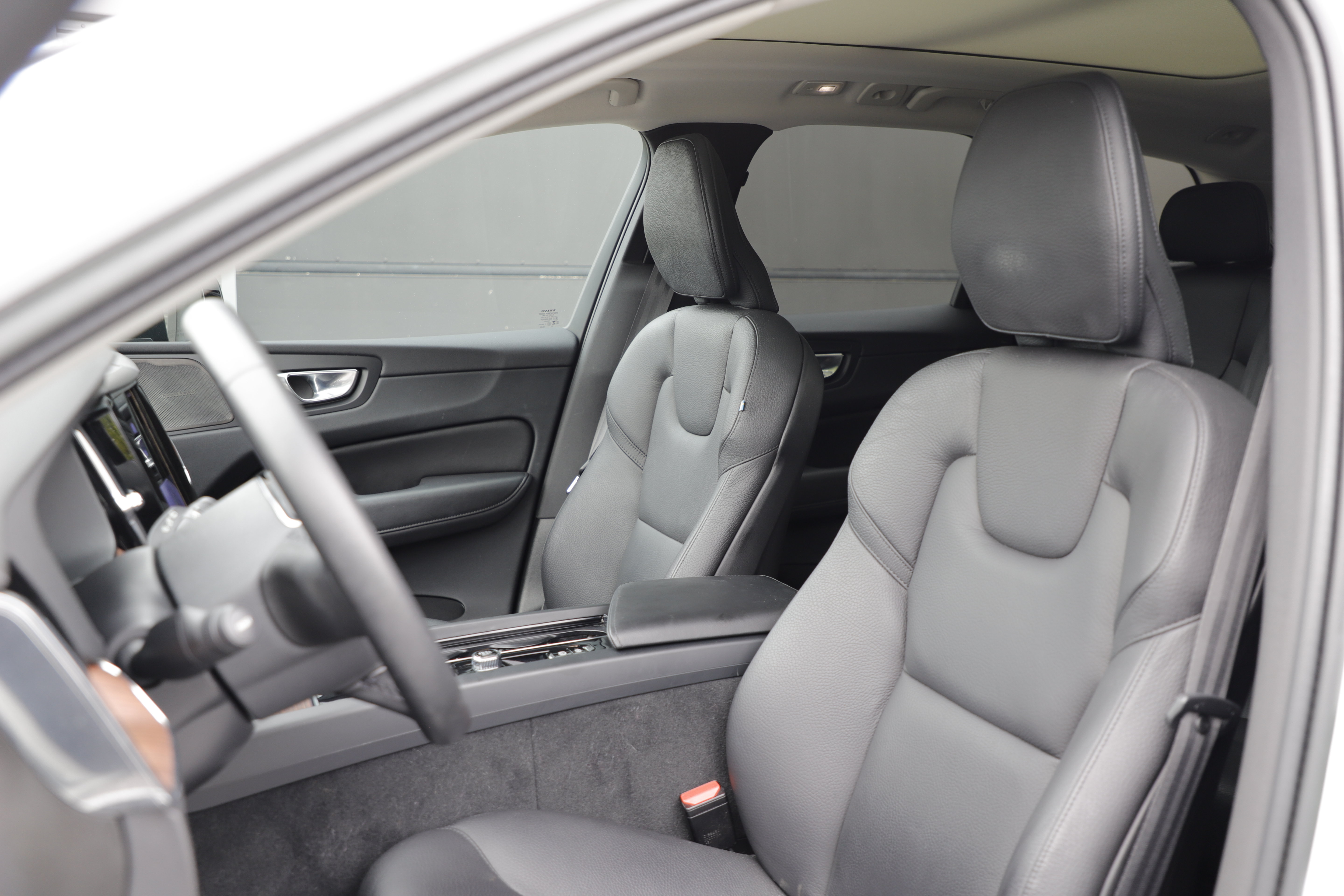 Used 2023 Volvo XC60 B5 Plus w/ Climate Package AWD/4WD image 16