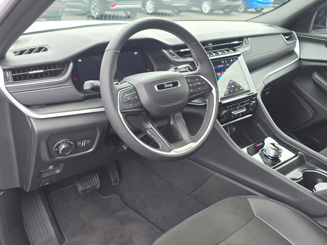 Certified 2025 Jeep Grand Cherokee Altitude image 32