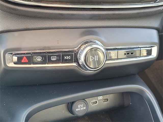 Used 2023 Volvo XC40 B5 Core image 22