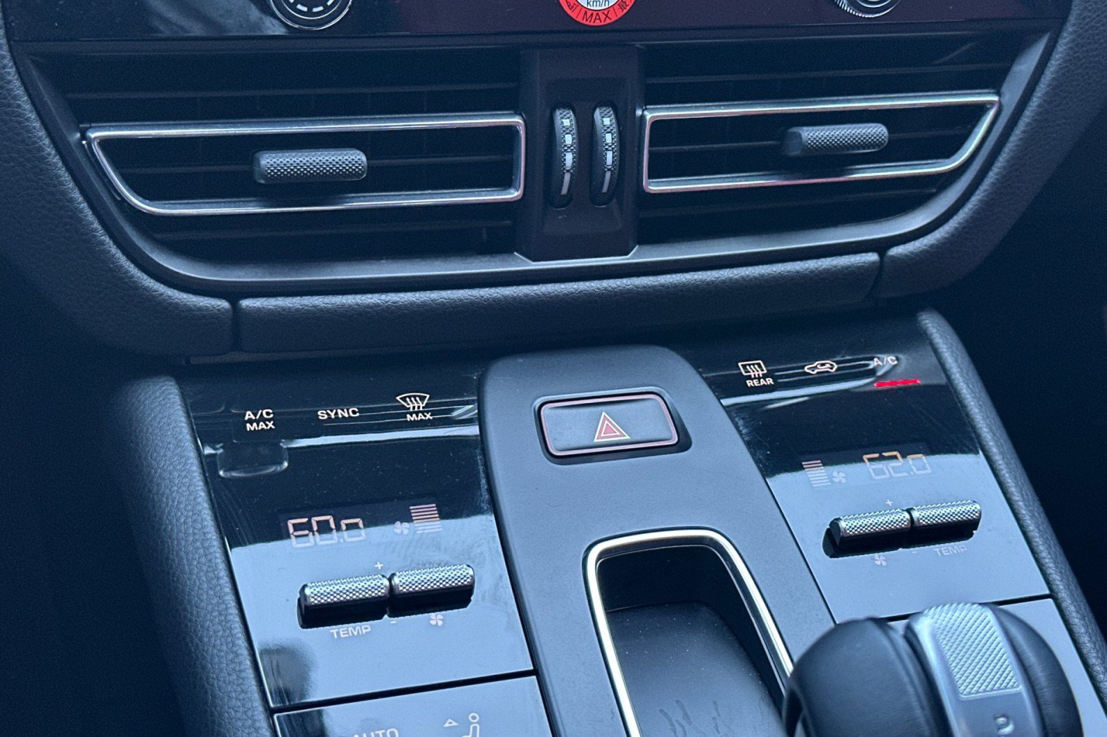 Certified 2023 Porsche Macan Turbo AWD/4WD image 21